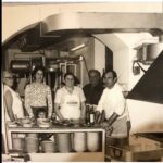 Lo Chef Marcello Landi (il primo a dx) con la famiglia in posa nella cucina del locale. 
(Primi anni ‘70)