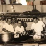 Lo Chef Marcello (il primo a dx) ai fornelli con il suo Maestro ed alcuni colleghi . Primi anni ‘60.
